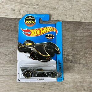 Hot Wheels 2015 62/250 HW City Batmobile Die-Cast Toy Car Black & Yellow 1:64 Sc
